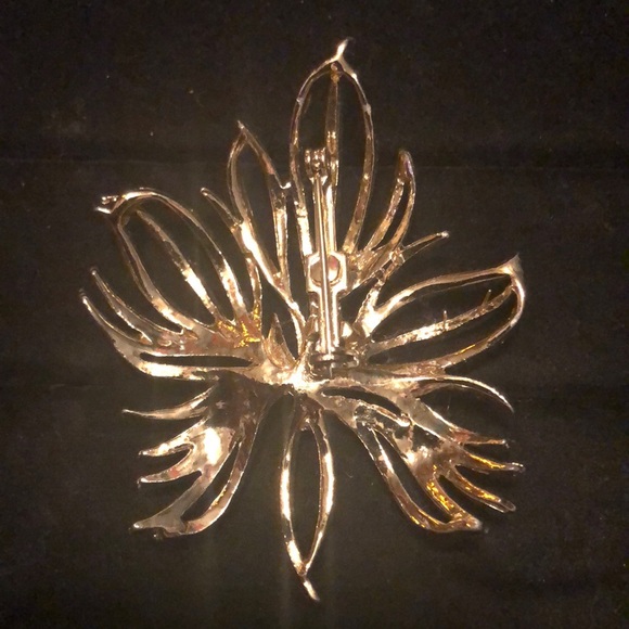 NWOT Gold Tone Leaf Brooch - Picture 2 of 6